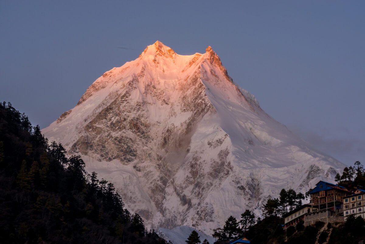 Der Mount Manaslu (8.163 m) ist einer der höchsten Berge der Welt und ein Highlight im Himalaya von Nepal. Die Region bietet beeindruckende Landschaften, traditionelle Dörfer und ein einzigartiges Trekking-Erlebnis.