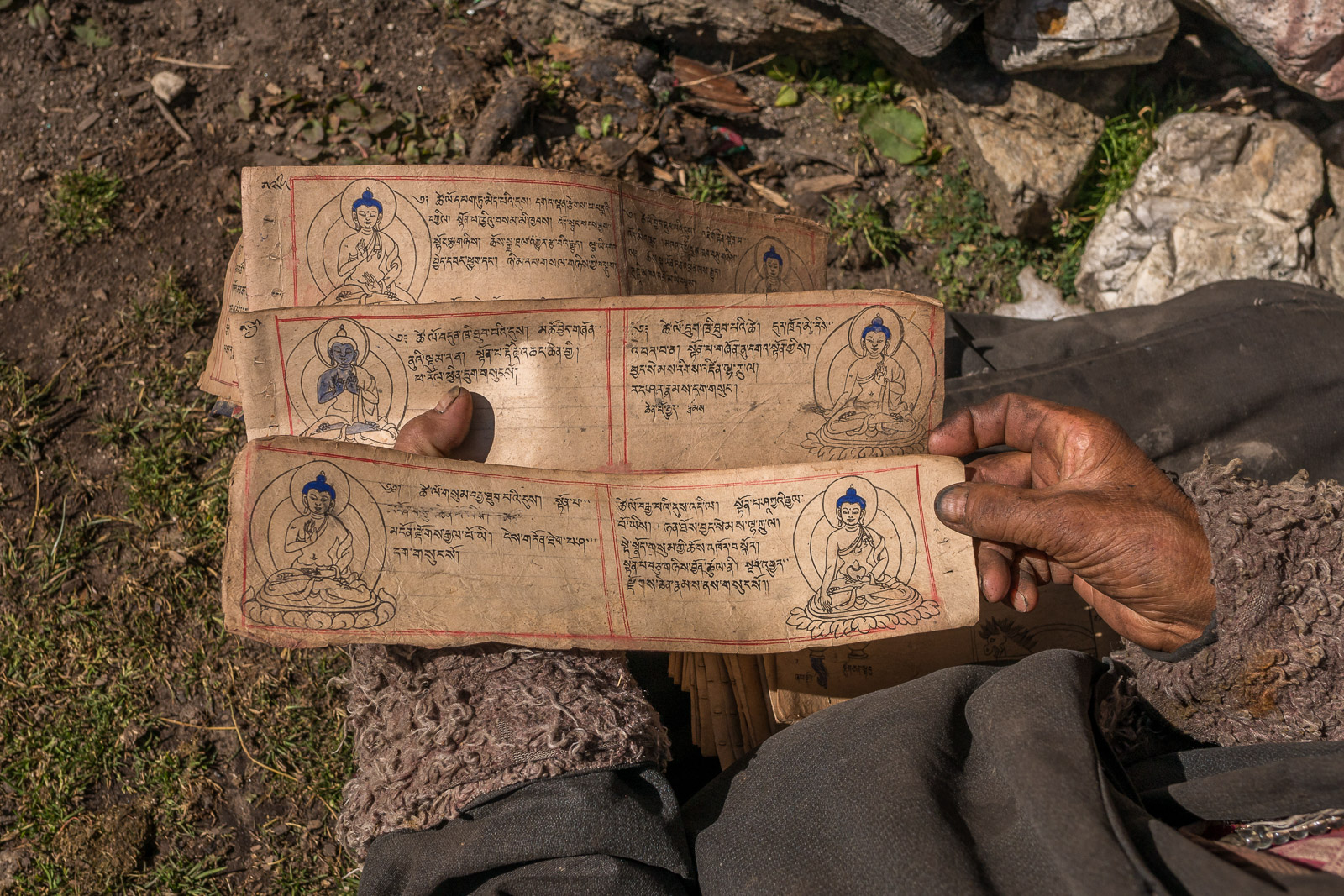 Buddhistischer Priester liest Gebetstexte im Dorf Lho während des Manaslu Trekkings in Nepal
